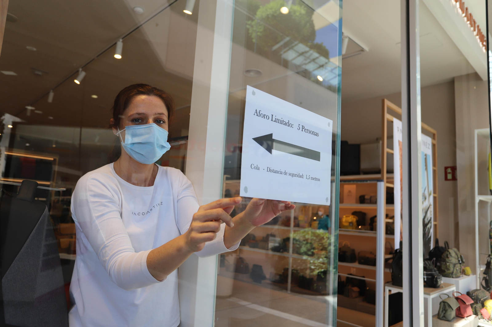 Imágenes de la apertura en la fase dos de la desescalada del centro comercial Holea en Huelva