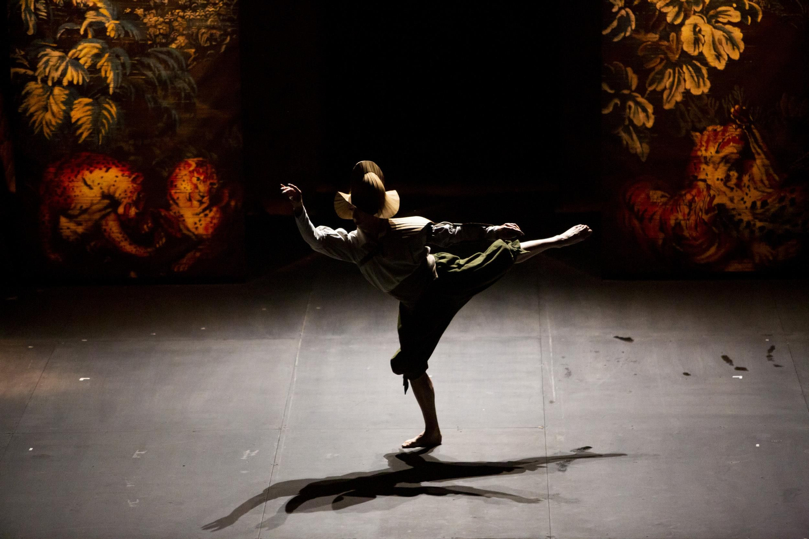 François Chaignaud en el primer acto, interpretando a la 'Doncella Guerrera'.