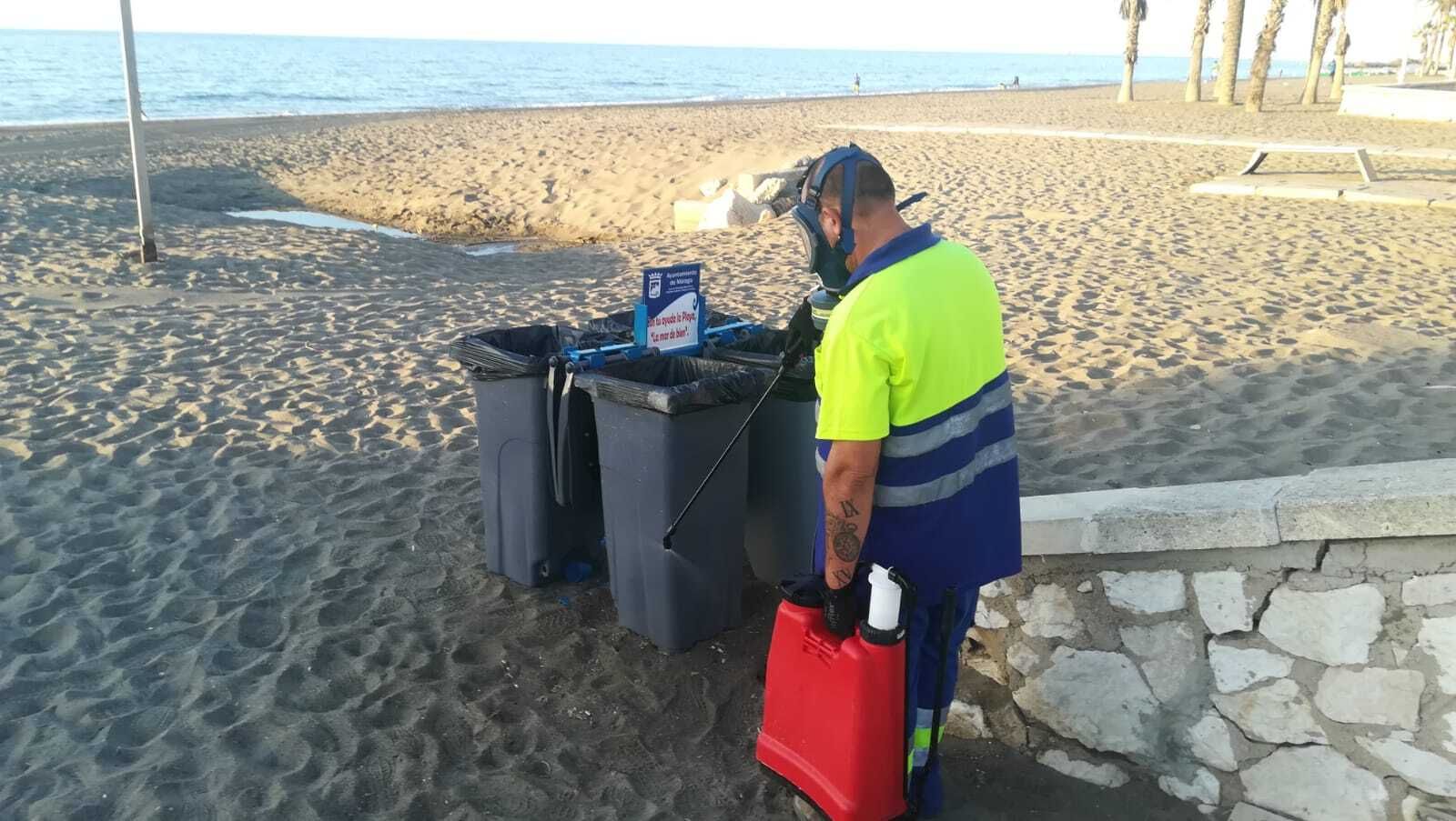 Un operario de Limasa desinfectando una playa de Málaga