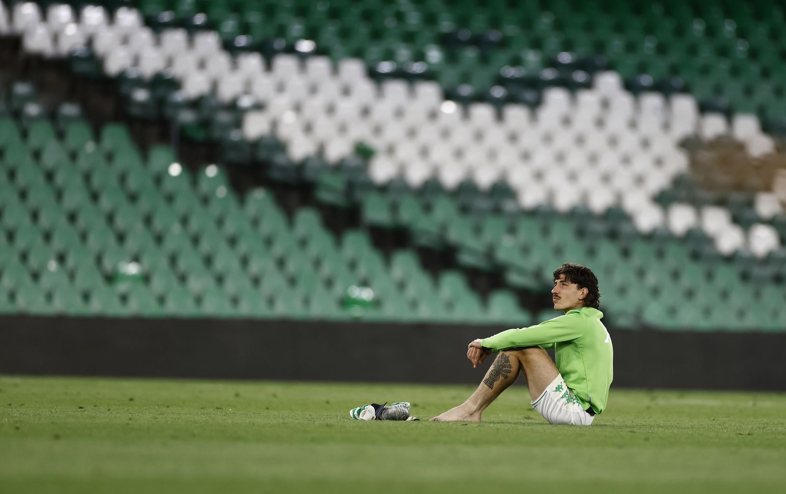 Bellerín,pensativo, sobre el césped del Benito Villamarín.