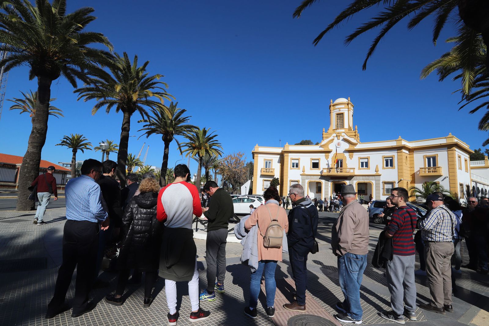 Imágenes de las largas colas para recoger las invitaciones para visitar el submarino Tramontana
