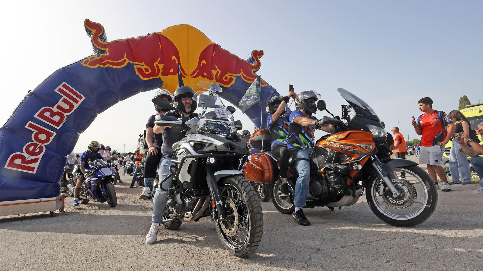 Salida de la caravana motera desde el Circuito de Jerez - Ángel Nieto Salida de la caravana motera desde el Circuito de Jerez - Ángel Nieto
