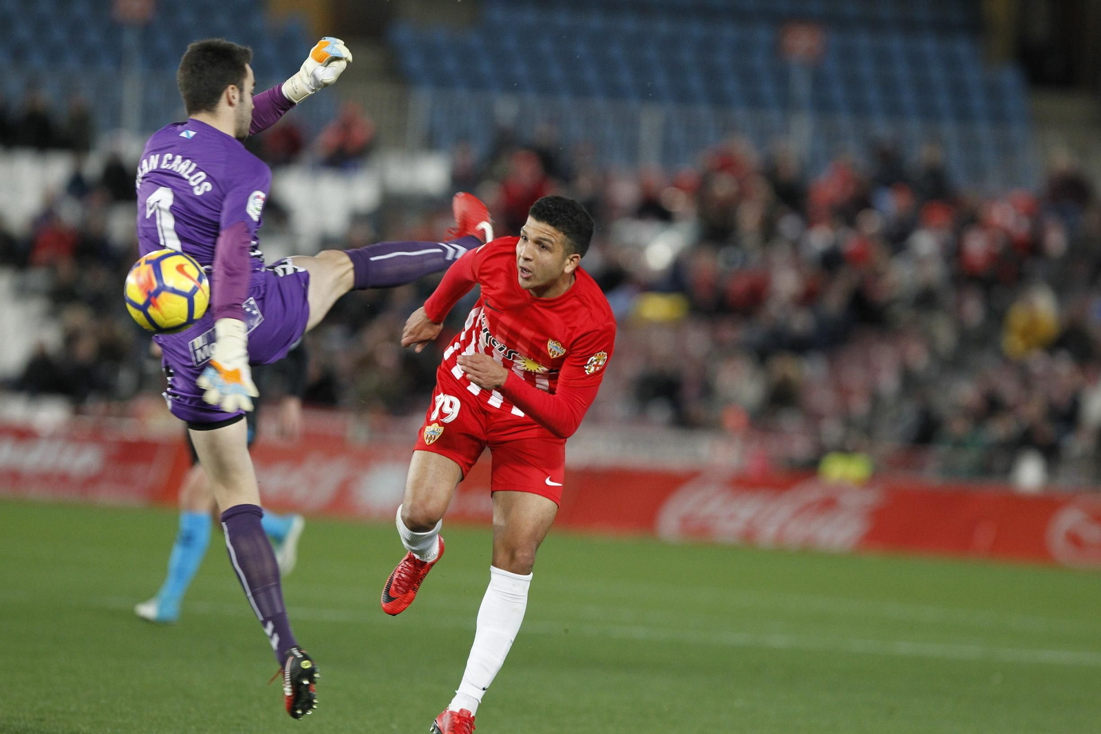 René detiene con las dos manoplas el penalti lanzado con fuerza y poca colocación por Vico.
