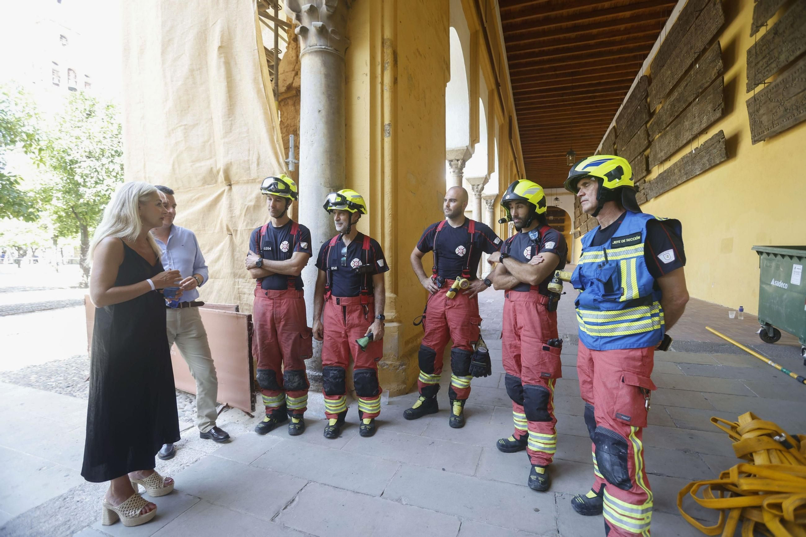 Patricia del Pozo y José María Bellido hablan con un grupo de Bomberos en la Mezquita-Catedral.