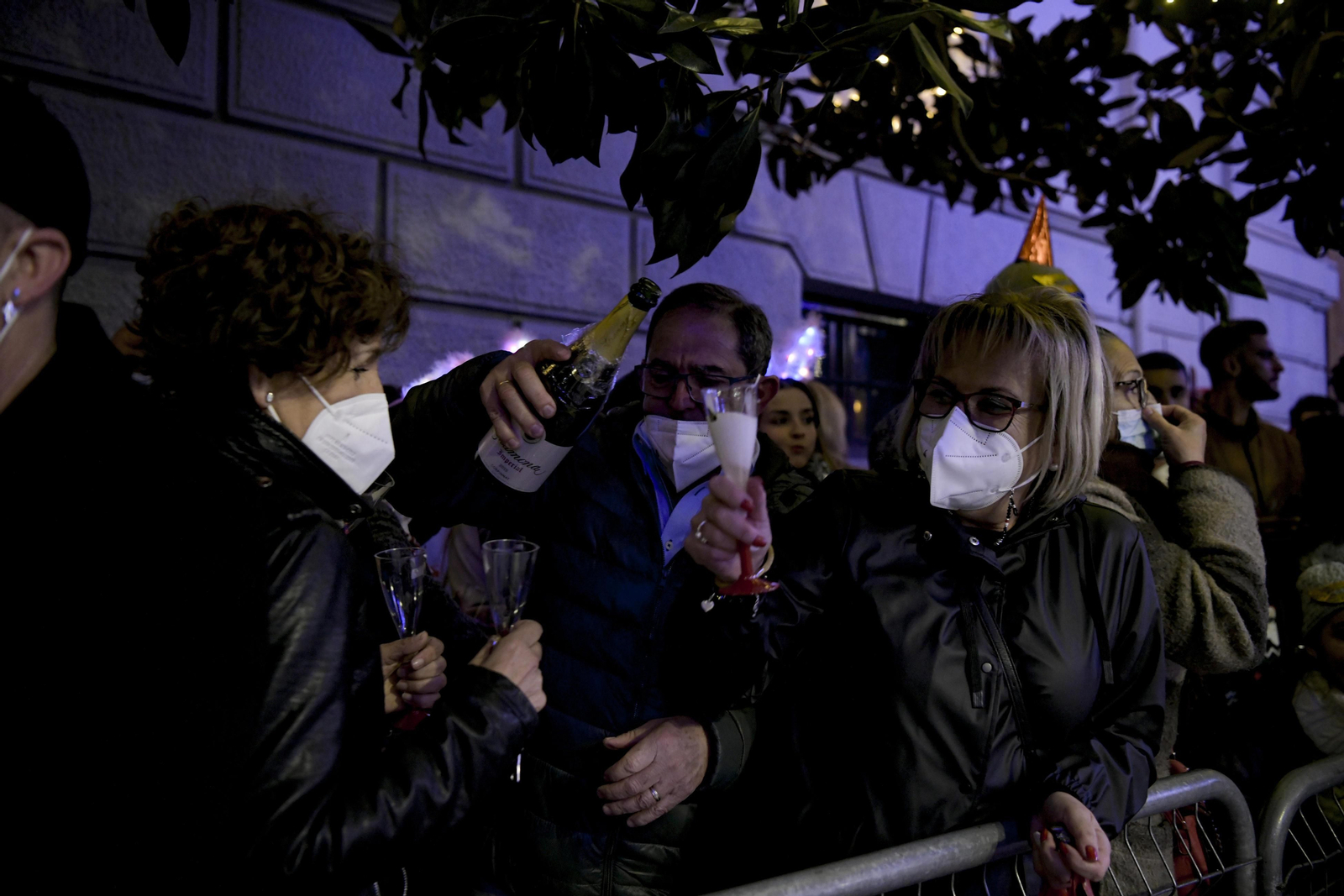 Así fue la Nochevieja 2021 en Granada, en imágenes: uvas en una Plaza del Carmen vallada y ambiente de fiesta en la calle