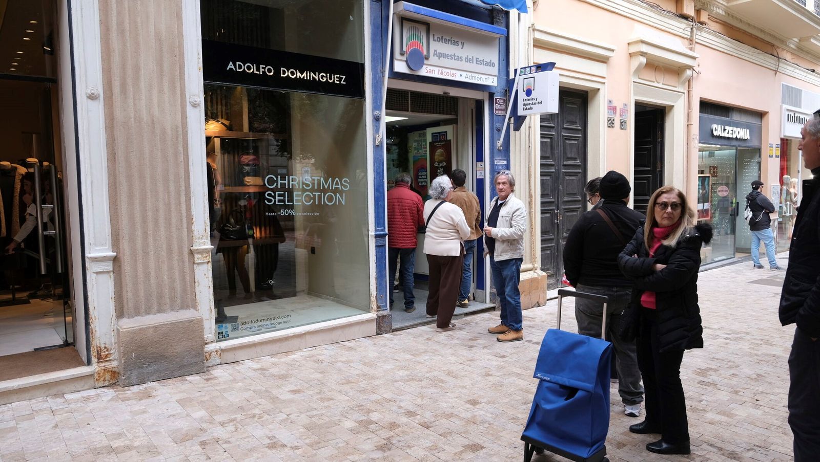 La cola de clientes de la administración del Paseo de Almería, ayer por la mañana