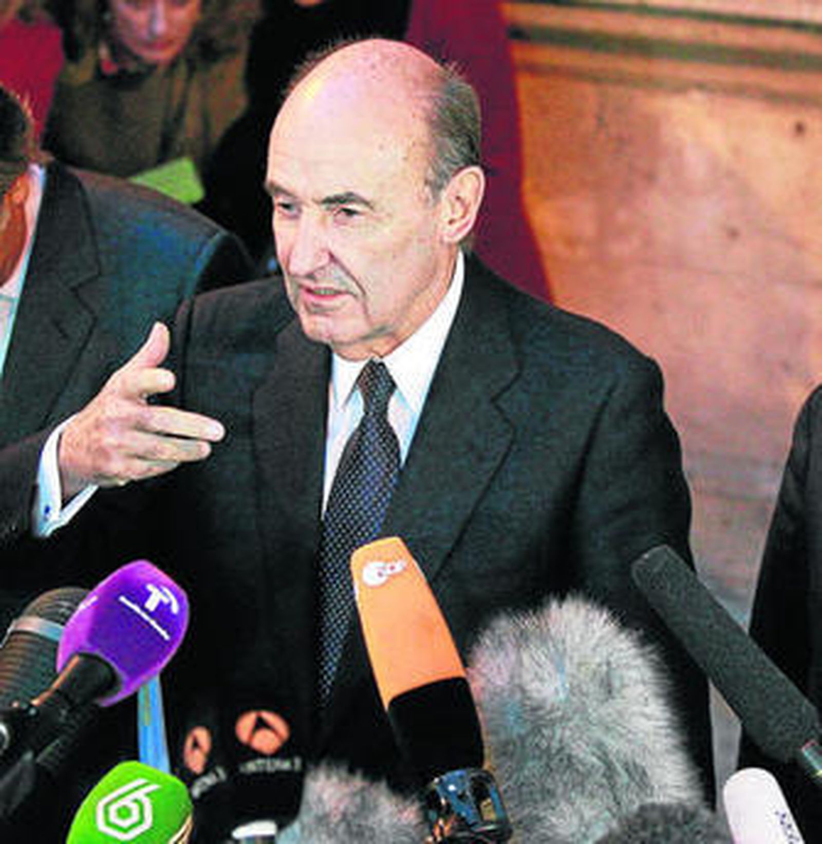 El abogado de la infanta Cristina Miquel Roca atiende ayer a los medios de comunicación.