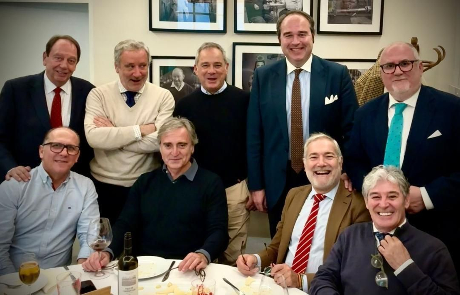 Fernando Pérez, Luis Machuca, Javier Díaz, Javier Pavón, Juanlu Álvarez, Antonio Grimaldi ,Carlos Alarcón, Faly Álvarez y Francis Lucero, en La Taberna Las Banderas, durante la reunión navideña.