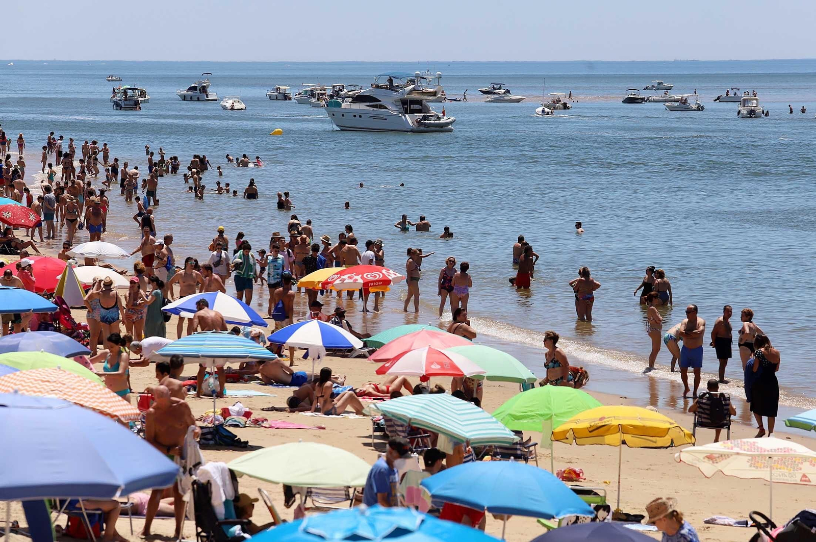 Las imágenes más destacadas del primer domingo de verano en las playas de Huelva