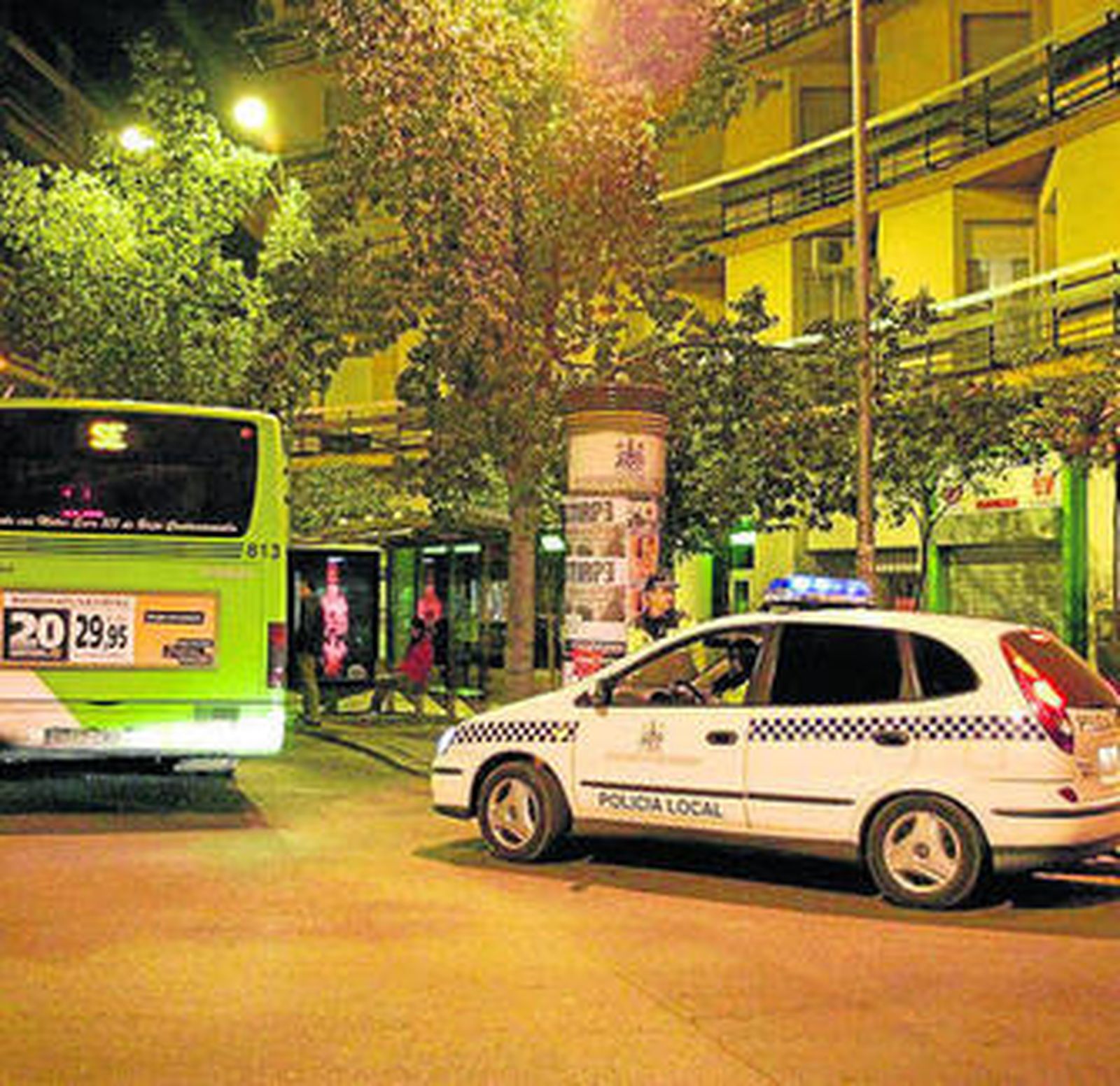 Un coche de la Policía Local patrulla la zona de la plaza Costa Sol.