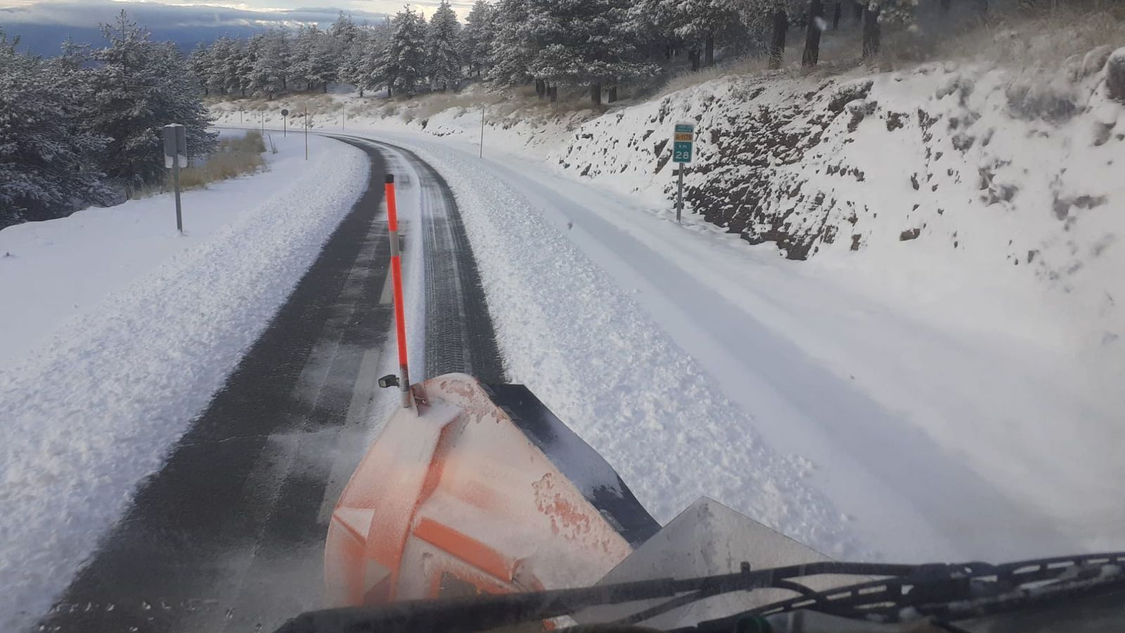 La carretera A-1178 se encuentra parcialmente cerrada por la nevada.