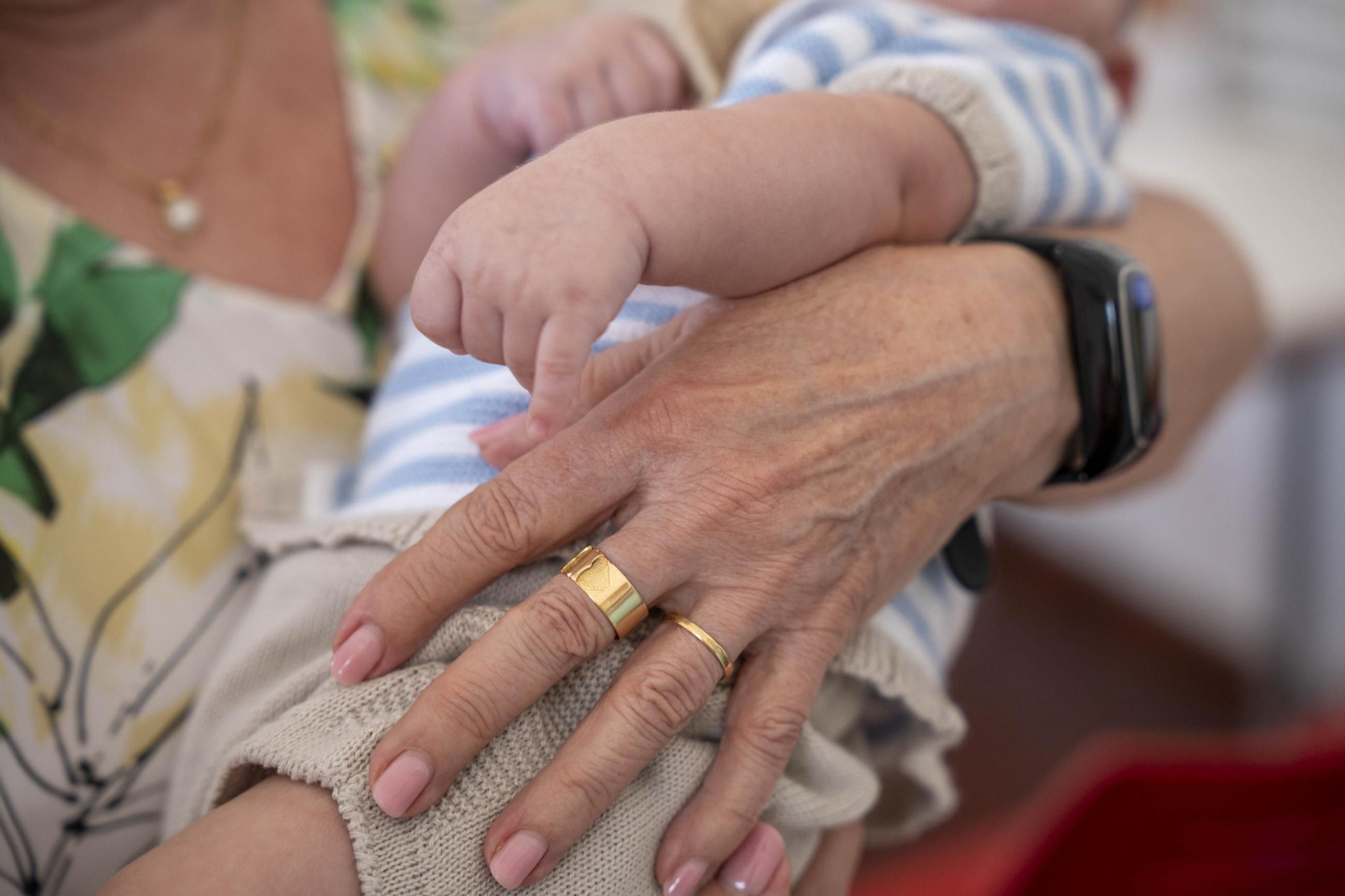 Cruz Roja realiza la entrega de mantitas solidarias a las familias de acogida
