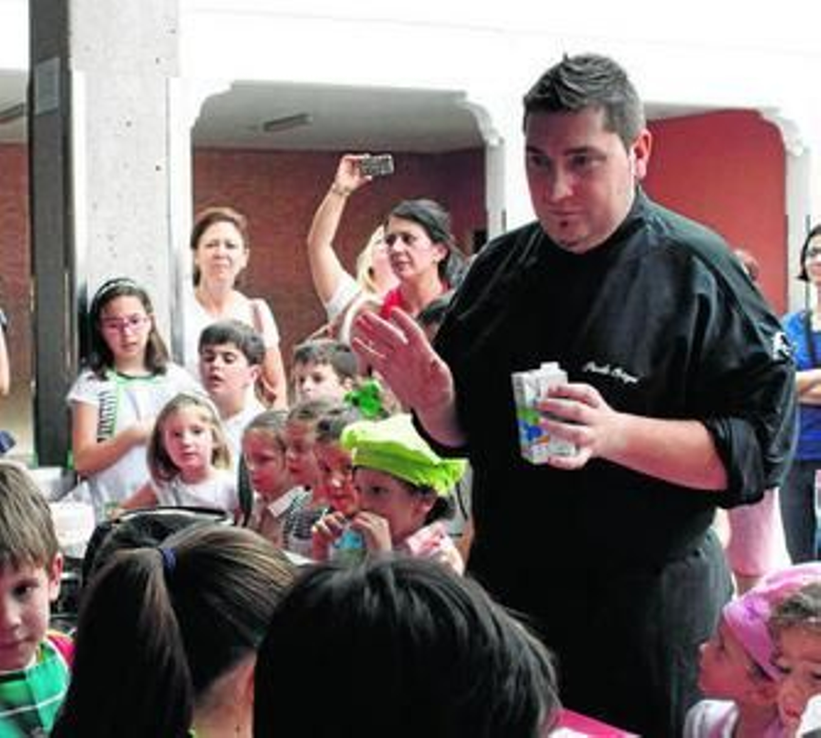 El cocinero Periko Ortega se dirige a los pequeños.