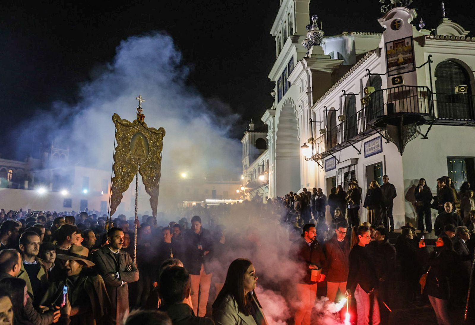 Fotografías de ambiente y del rezo del Rosario por el entorno de la Ermita de la Virgen del Rocío con motivo de la Candelaria