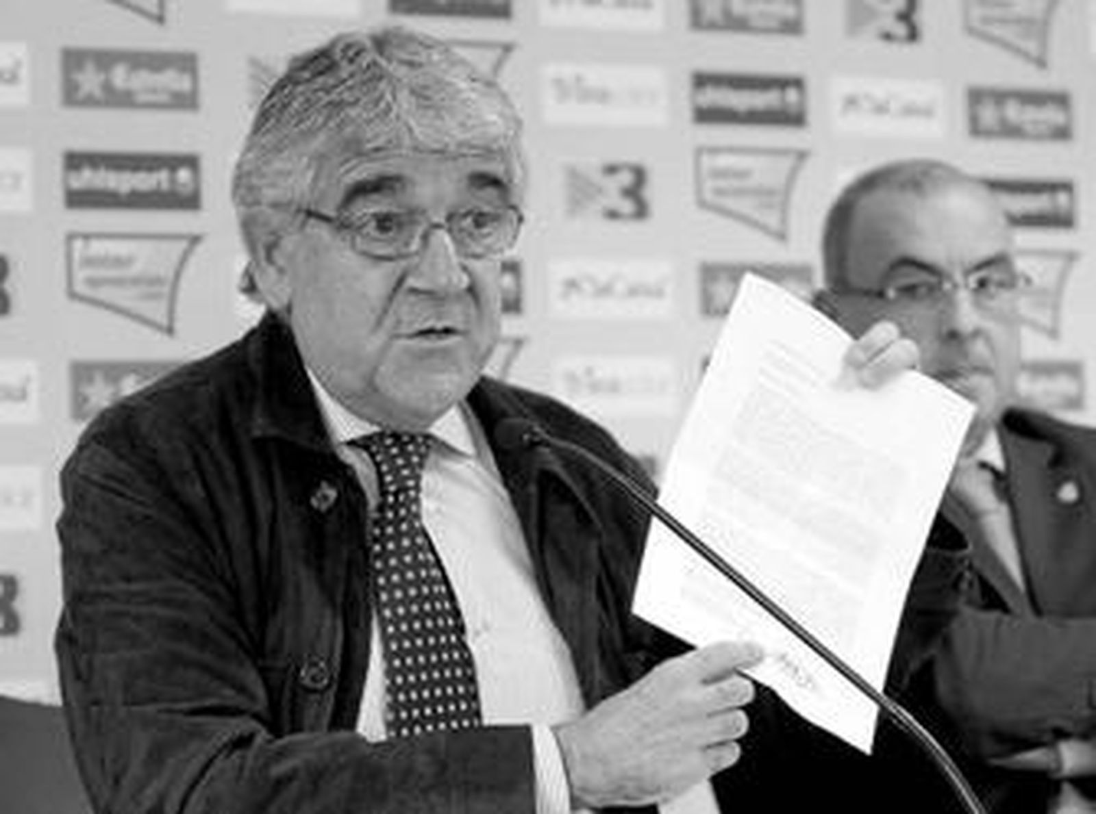 Sánchez Llibre, mostrando el documento en el que, supuestamente, Tamudo pedía una rebaja de su cláusula.