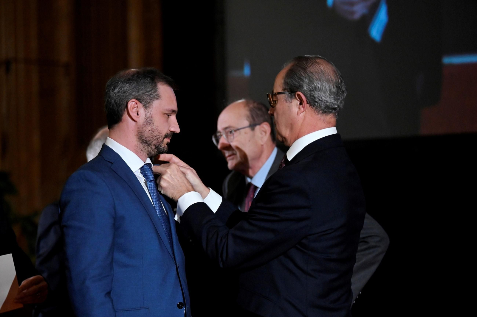 Ls imágenes de la entrega de insignias y la Medalla de Oro del Real Círculo de la Amistad de Córdoba