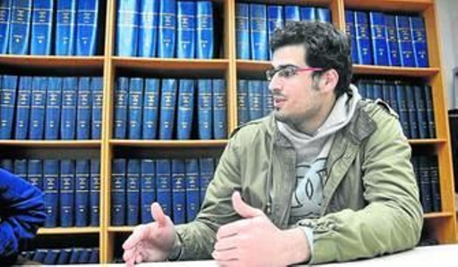 El delegado de los alumnos de la Facultad de Derecho, Íñigo Breña, manifestando ayer sus quejas.