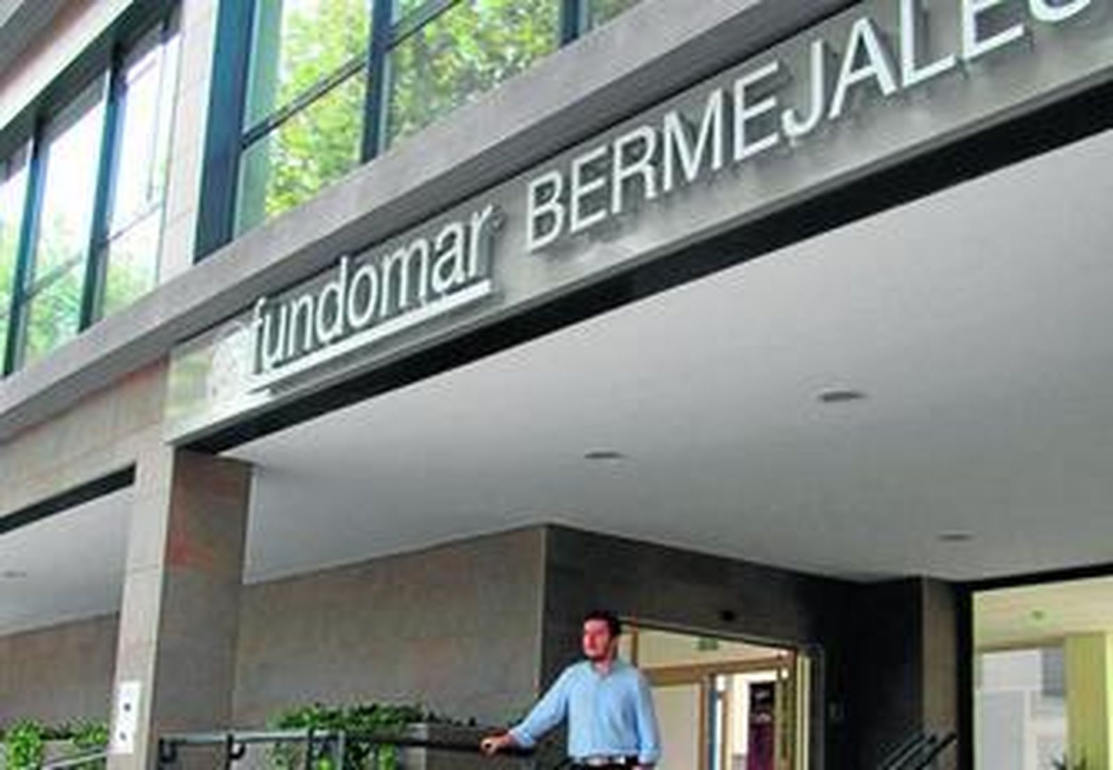 El director de Fundomar, Pedro Vázquez, en la puerta de entrada de la residencia.