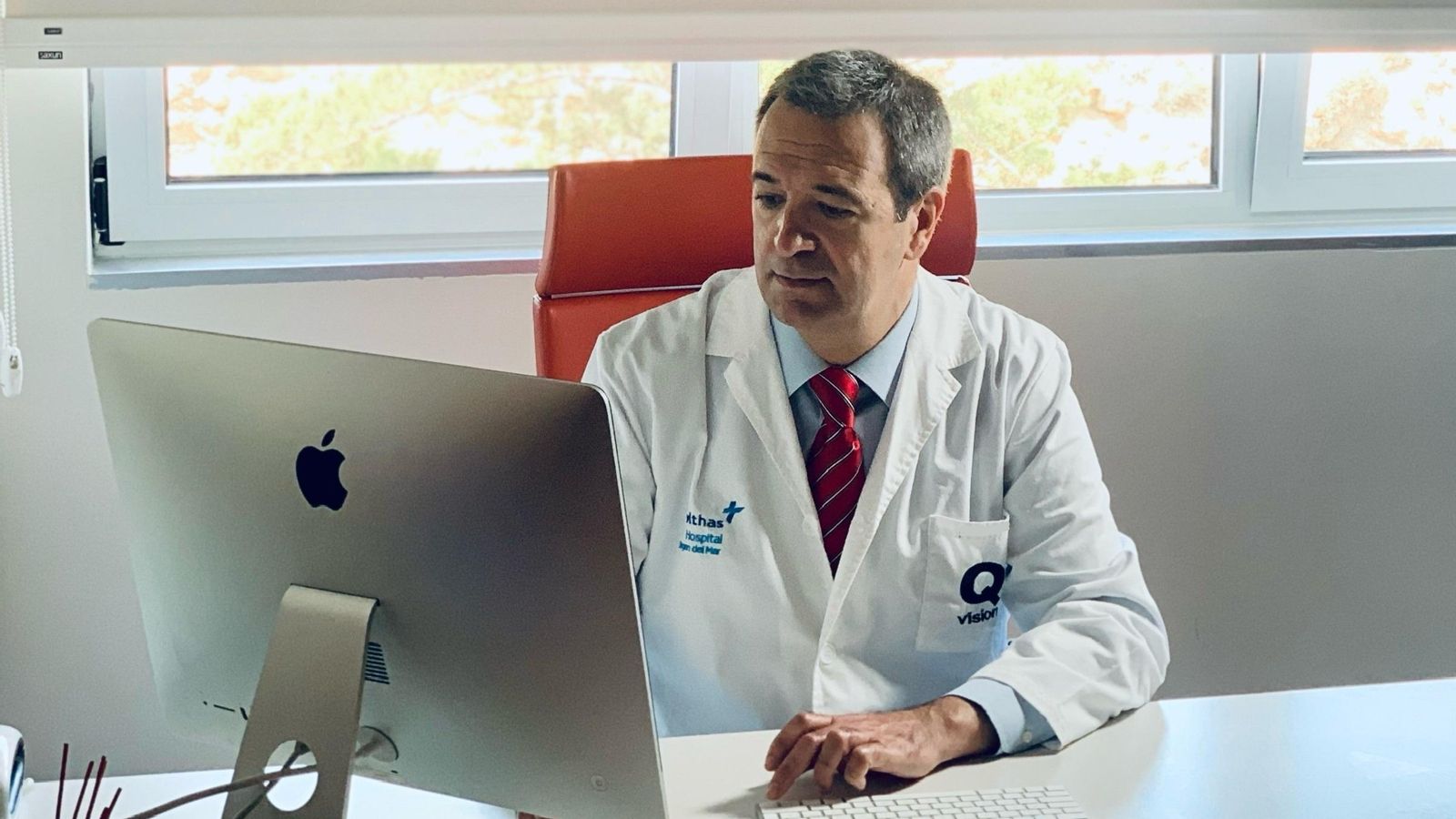 Dr. Joaquín Fernández en su consulta