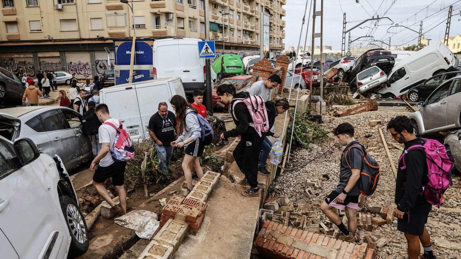 Varias personas ayudan en las labores de limpieza en Sedaví, Valencia.