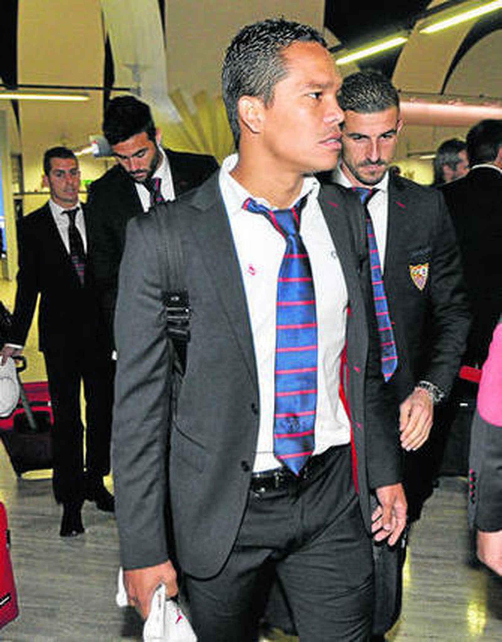 Bacca, seguido de Javi Varas e Iborra, en el aeropuerto.