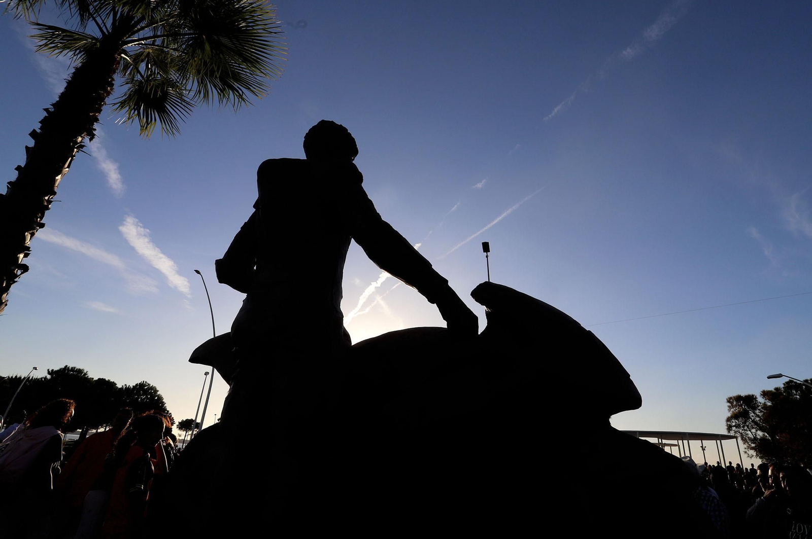 Imágenes del monumento a Súper Hugo en la rotonda frente al Nuevo Colombino