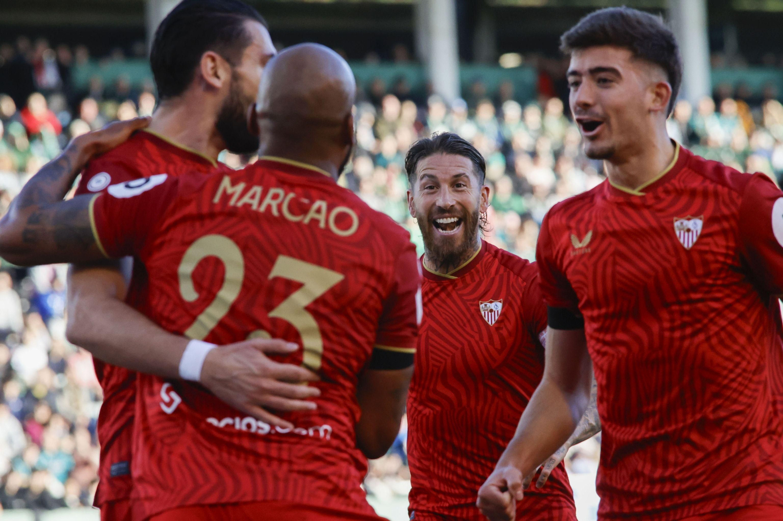 Kike Salas, asistente, Rafa Mir y Sergio Ramos felicitan al autor del gol, Marcao.