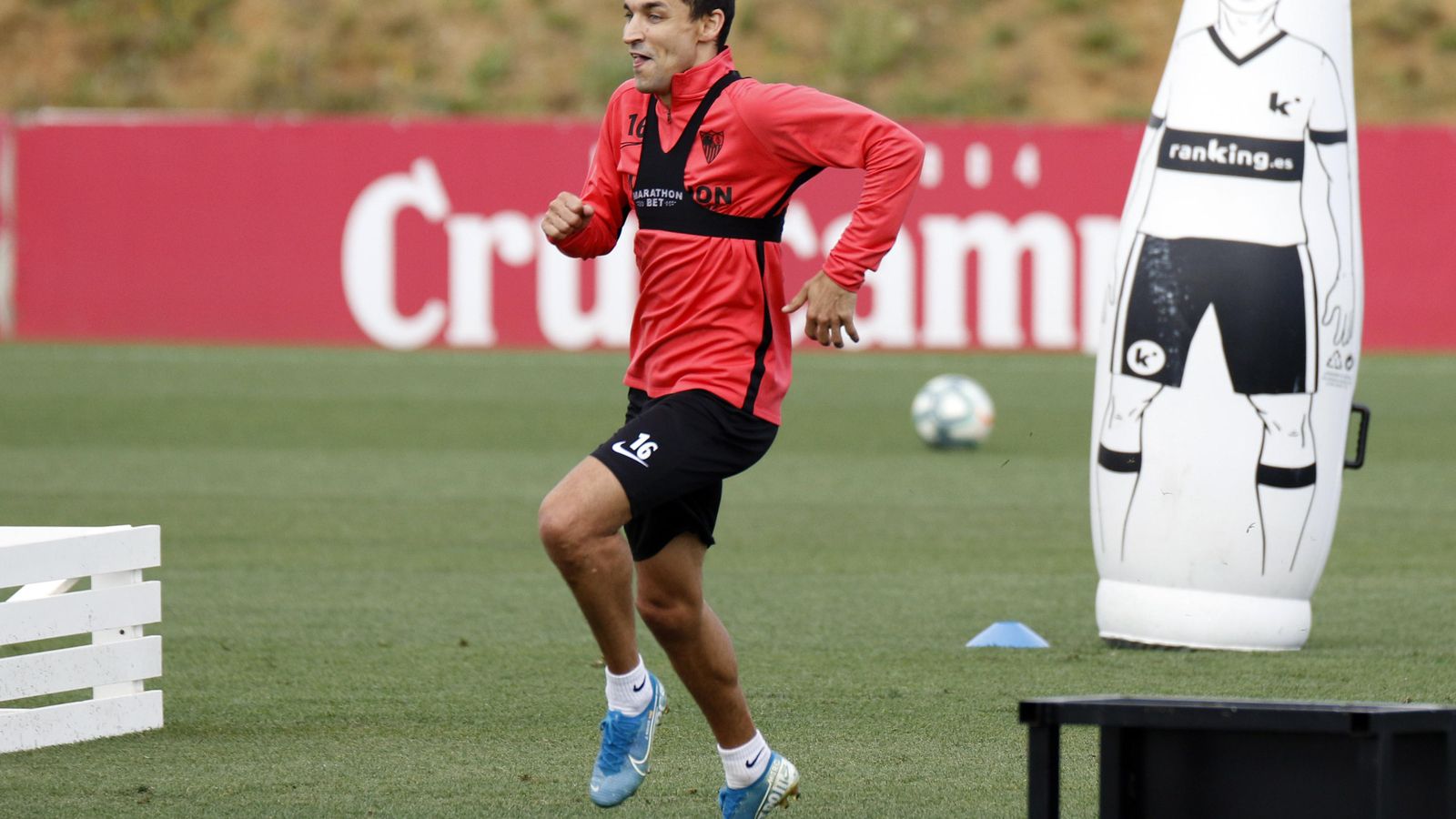 Jesús Navas, muy alegre, ejercitándose en la fase 2 de los entrenamientos.