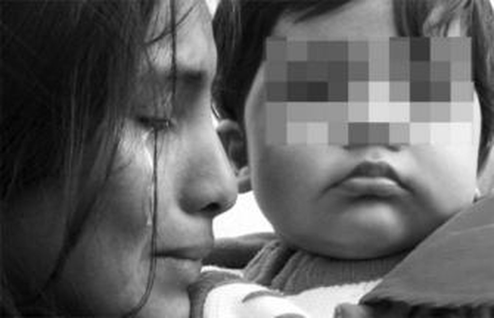 Brenda, boliviana, con su hijo Xavier, español, a la espera de su padre, repatriado hace 11 meses.