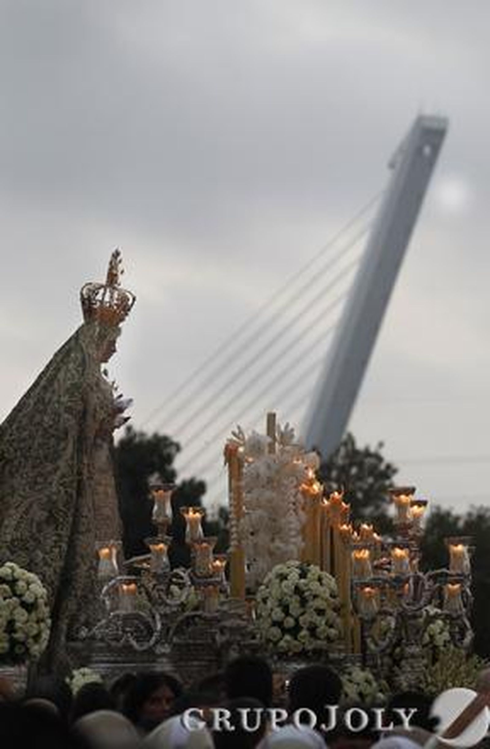 La Macarena vuelve a iluminar la noche sevillana