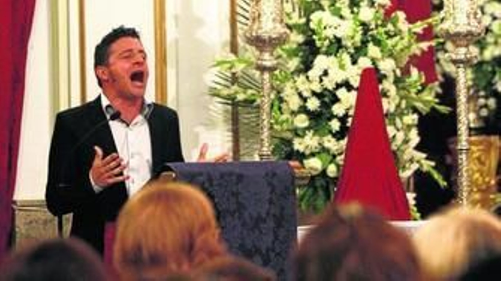 Un momento de la presentación anoche del cd 'Saetas en La Palma', editado por la cofradía.