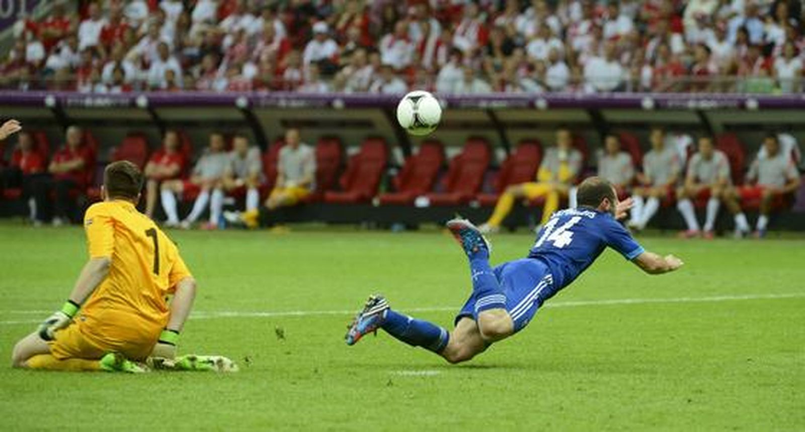 Polonia y Grecia empatan 1-1 en un interesante partido inaugural con dos expulsados, polémica y un penalti fallado.

Foto: EFE