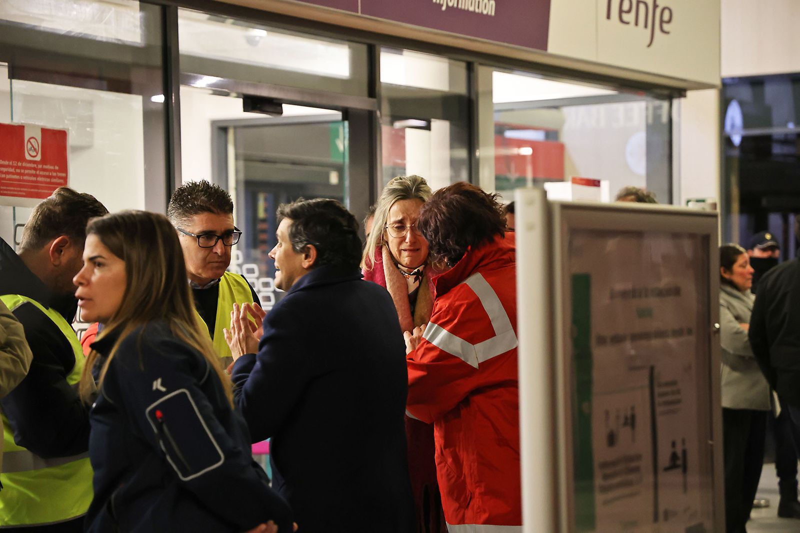 Las Fotografías del dispositivo de urgencia en la estación de Huelva para los afectados por el tren accidentado