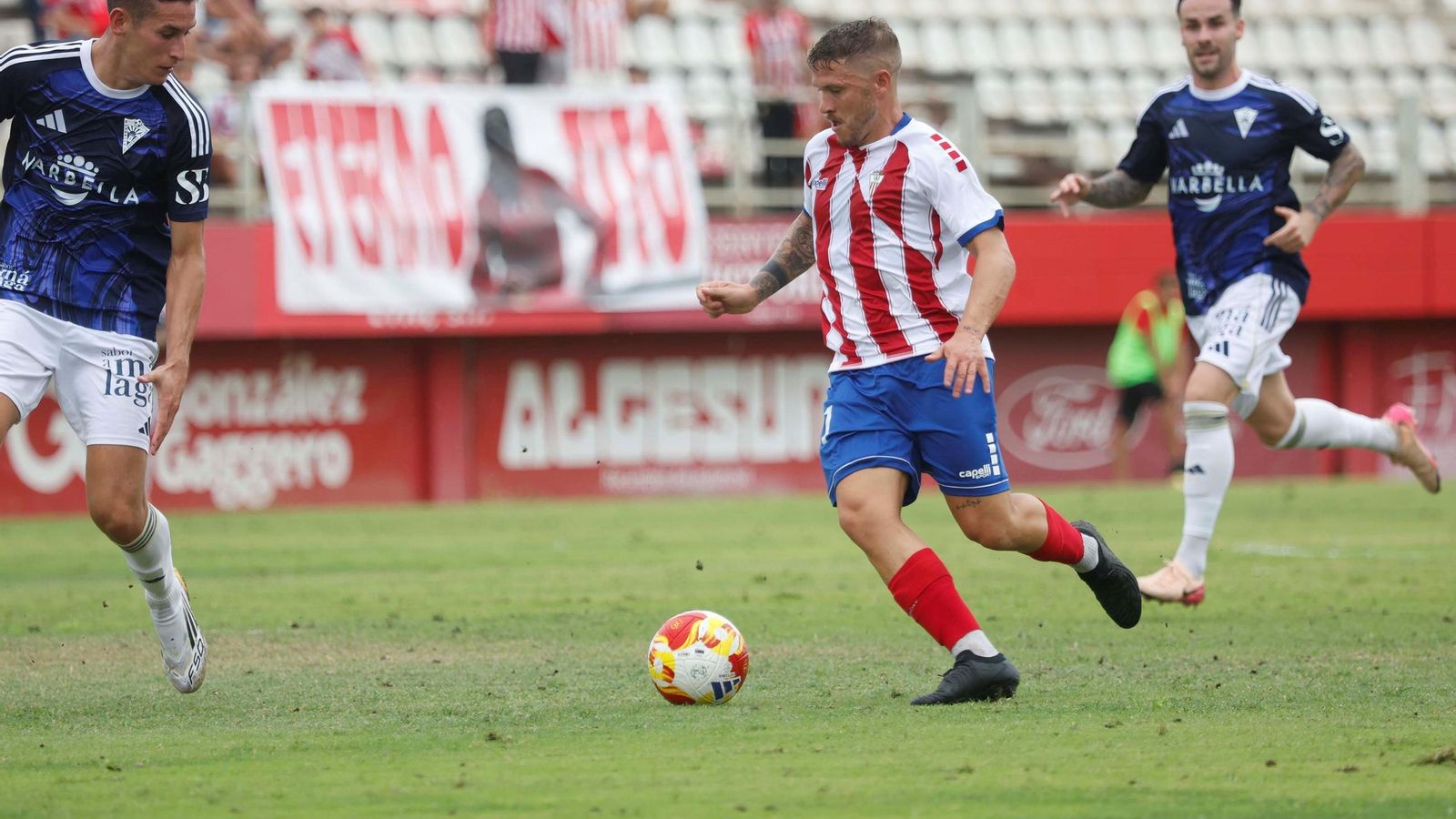 Juanma conduce la pelota.