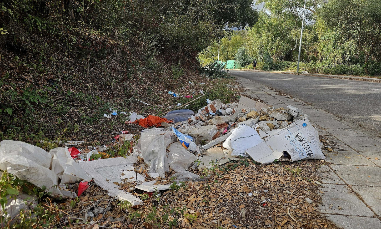 Las escombreras ilegales de Algeciras, en imágenes
