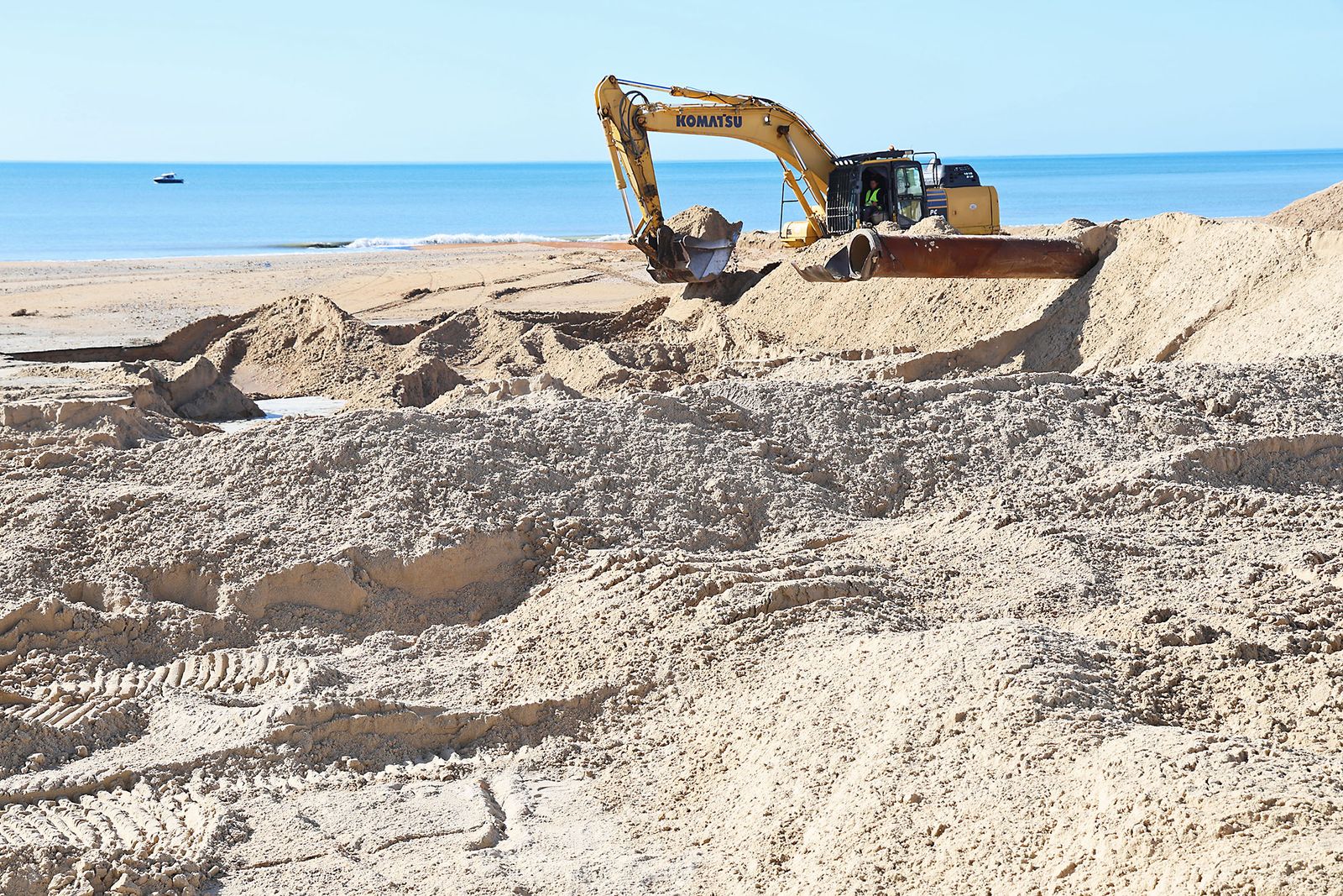Fotografías de la concentración de los vecinos de Matalascañas tras los destrozos del paseo marítimo