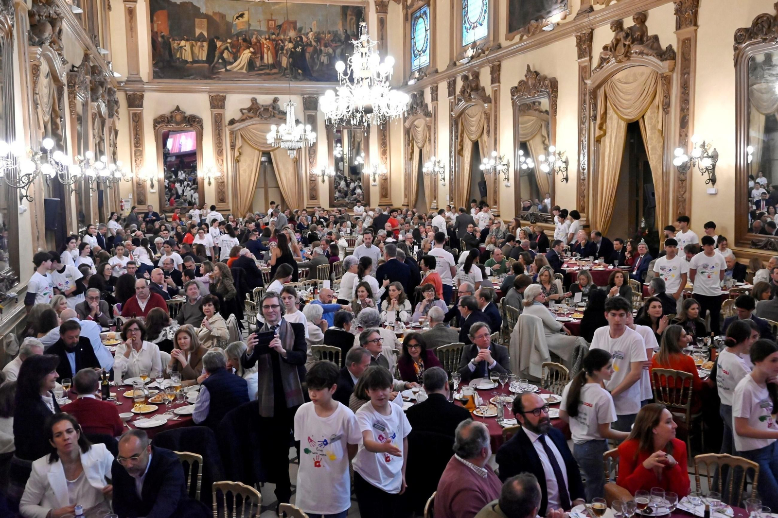 Las imágenes de la comida solidaria de la Fundación Bangassou en Córdoba