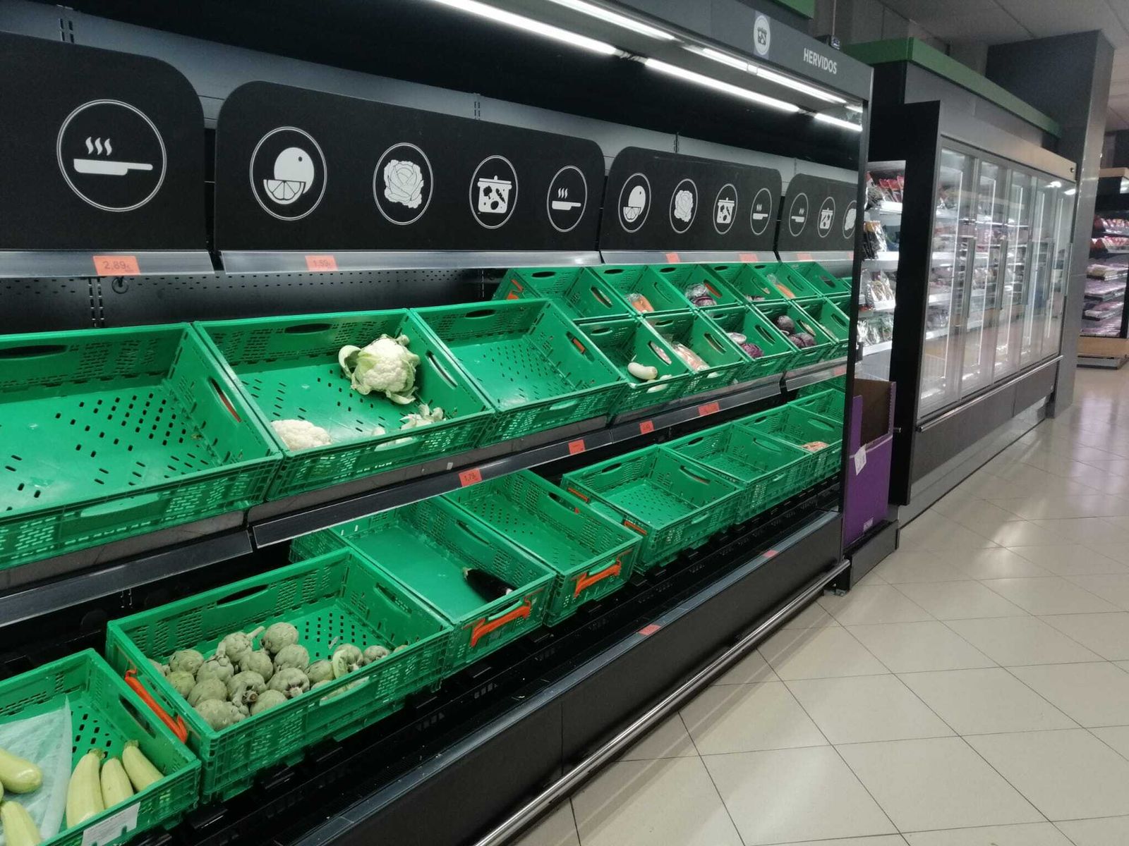 Los vecinos de la calle Salado dejan los estantes del Mercadona vacíos por el coronavirus.