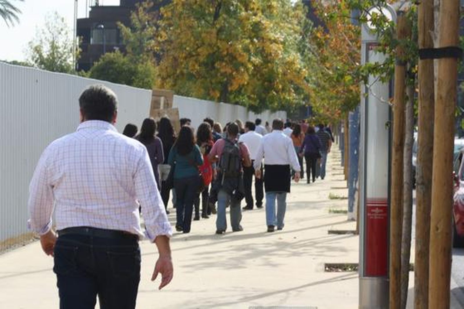 Los funcionarios de la Junta y algunos representantes del CSIF protestan frente a Torretriana.

Foto: Redacci?