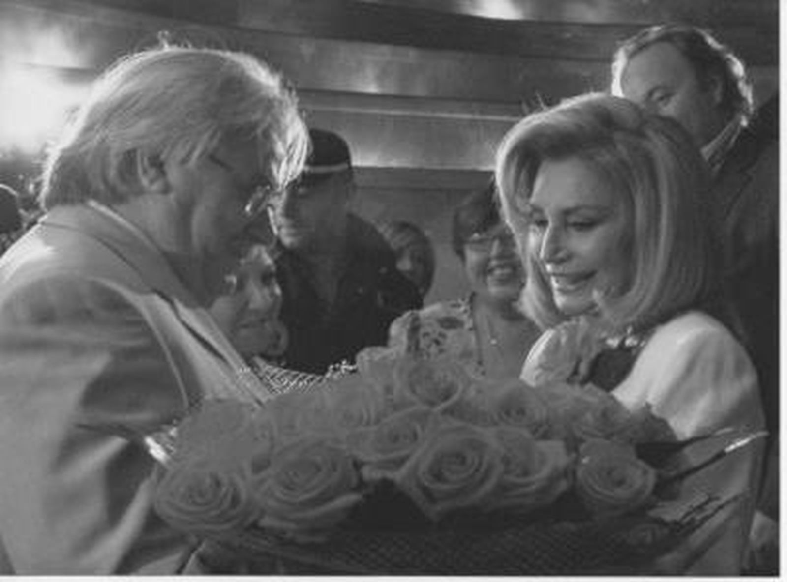 Pepe Infante, presidente de la asociación, entrega un ramo de rosas a Rocío Jurado.