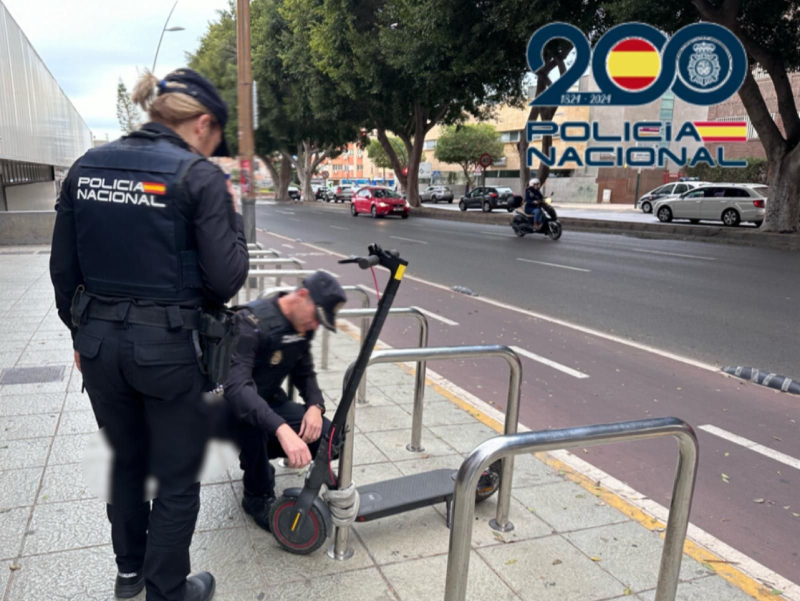 Agentes de la Policía Nacional con un patinete.
