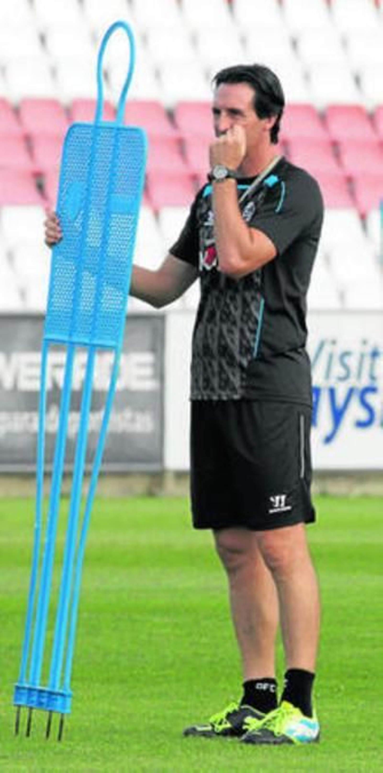 Unai Emery, con uno de los accesorios del trabajo del equipo.