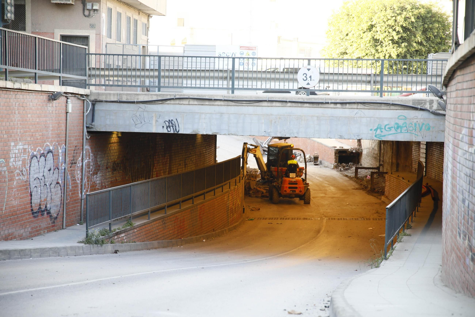 Las mejores imágenes del derribo en el puente de la autovía del aeropuerto y el túnel de La Goleta