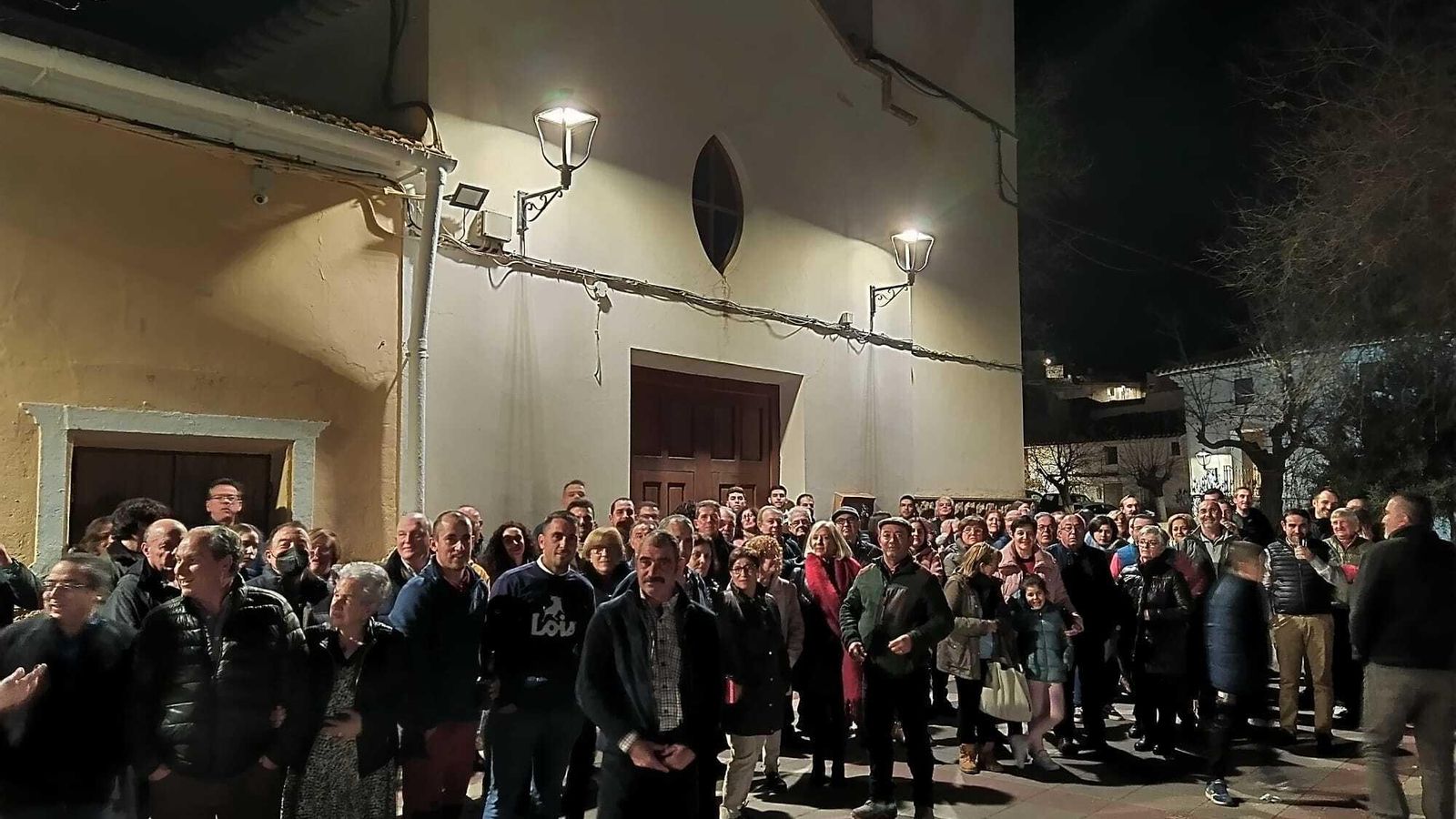Los topareños se han tomado las uvas de fin de año en silencio, pues el párroco ha desconectado la luz de la iglesia y ha desconfigurado el programa informático que regulaba las campanas. Ahora no funciona ni el reloj ni las campañas de la torre de la iglesia.