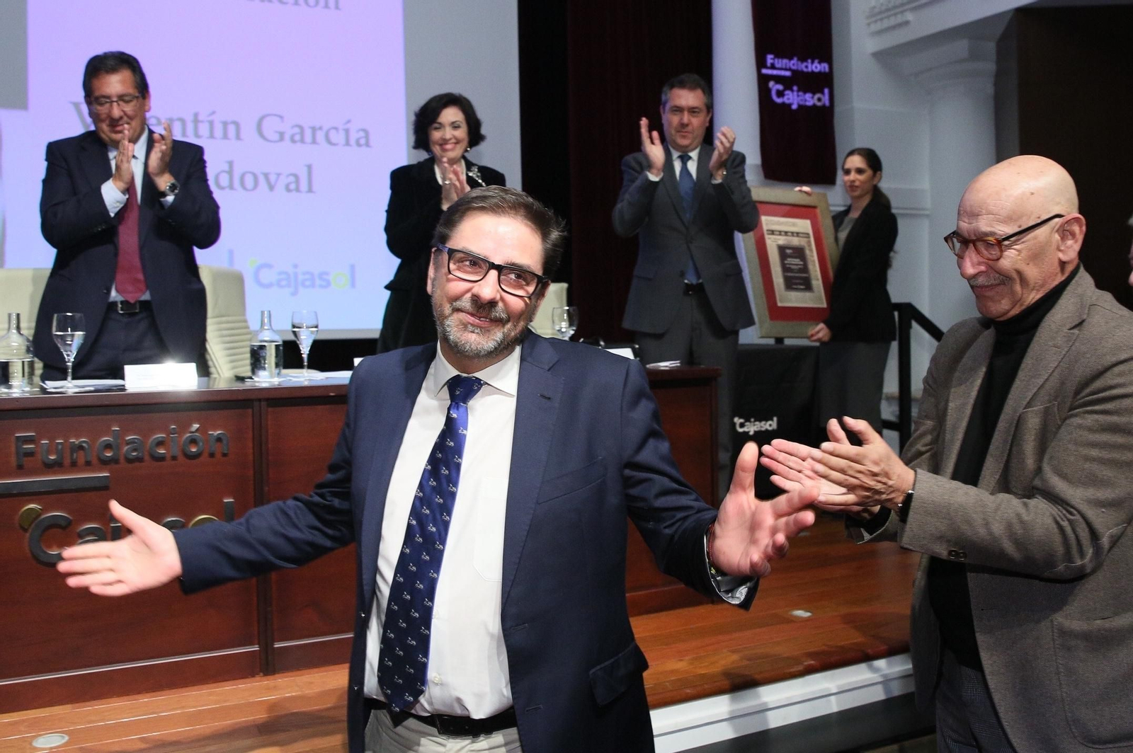 Pablo Juliá aplaude a Valentín García cuando salió a recoger el premio.