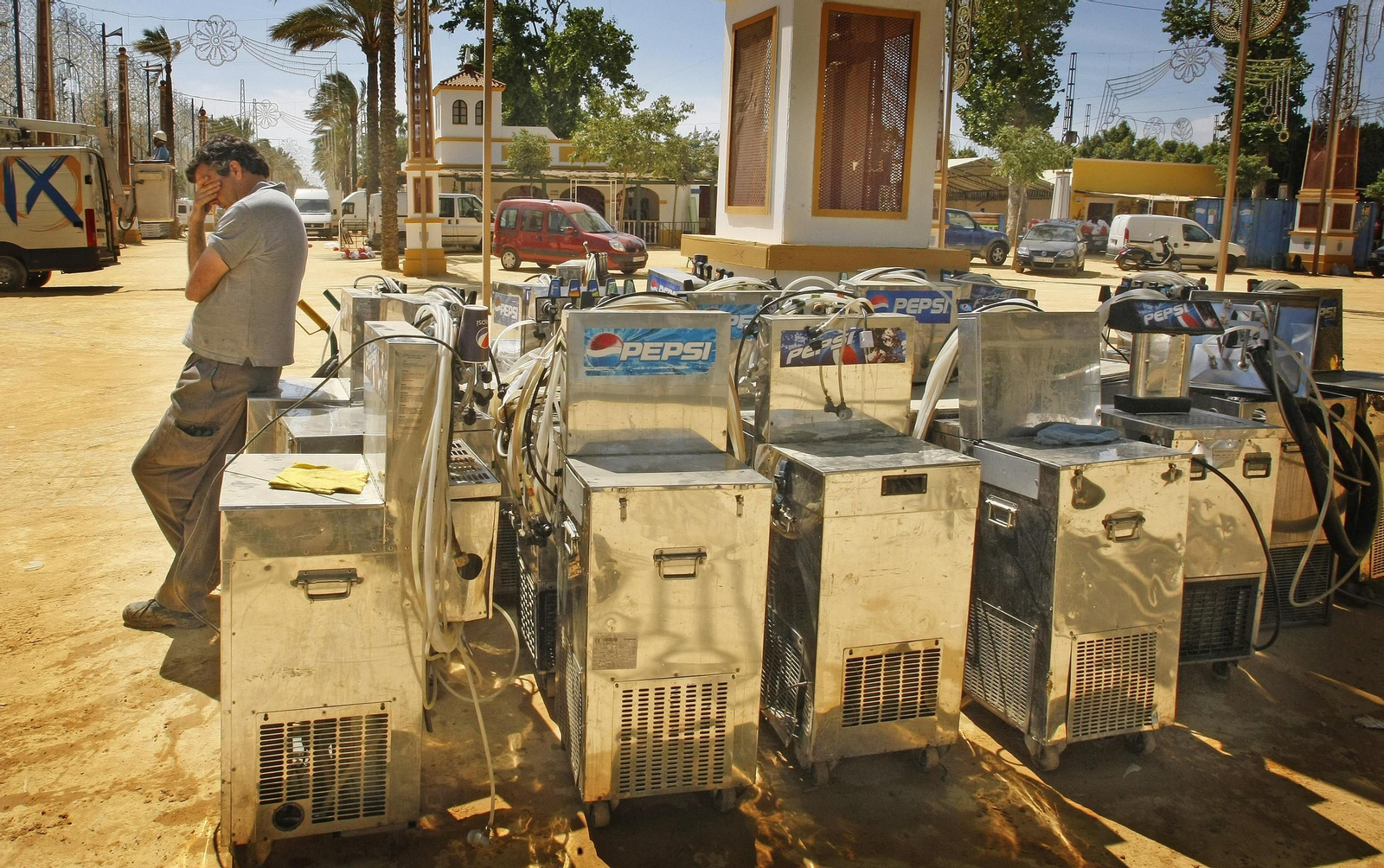 Un casetero junto a unos dispensadores de refrescos en el González Hontoria.