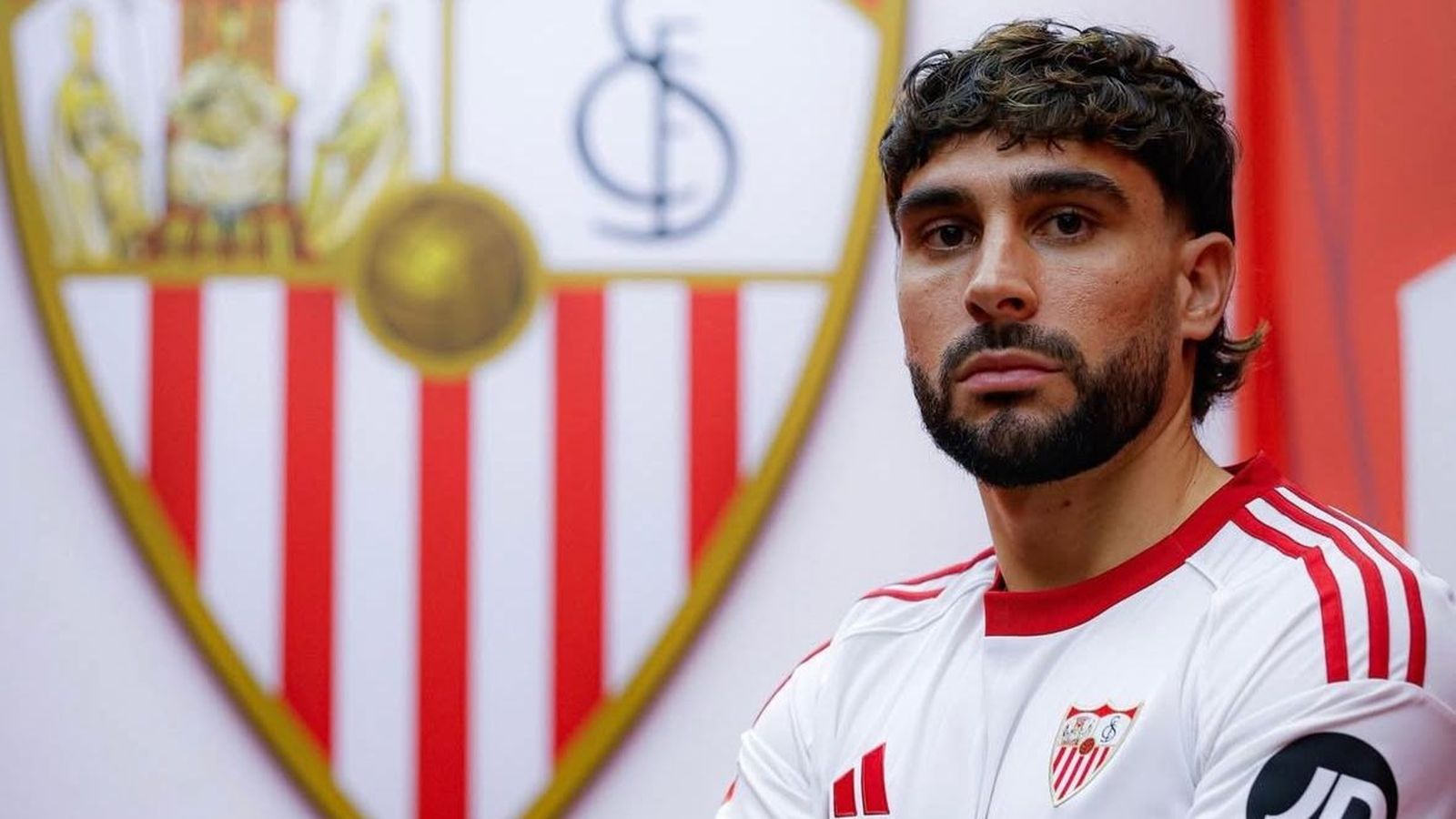 Neal Maupay posa con la camiseta del Sevilla FC