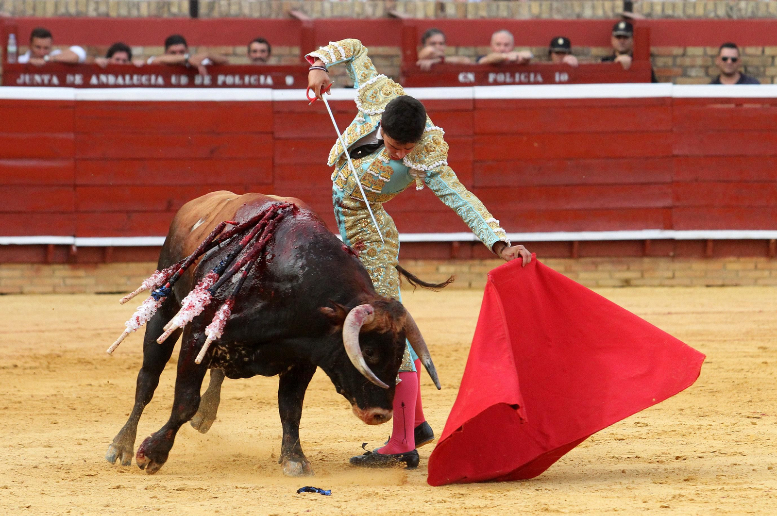 Juan Silva "Juanito" sale a hombros en la Plaza de toros La Merced, en imágenes