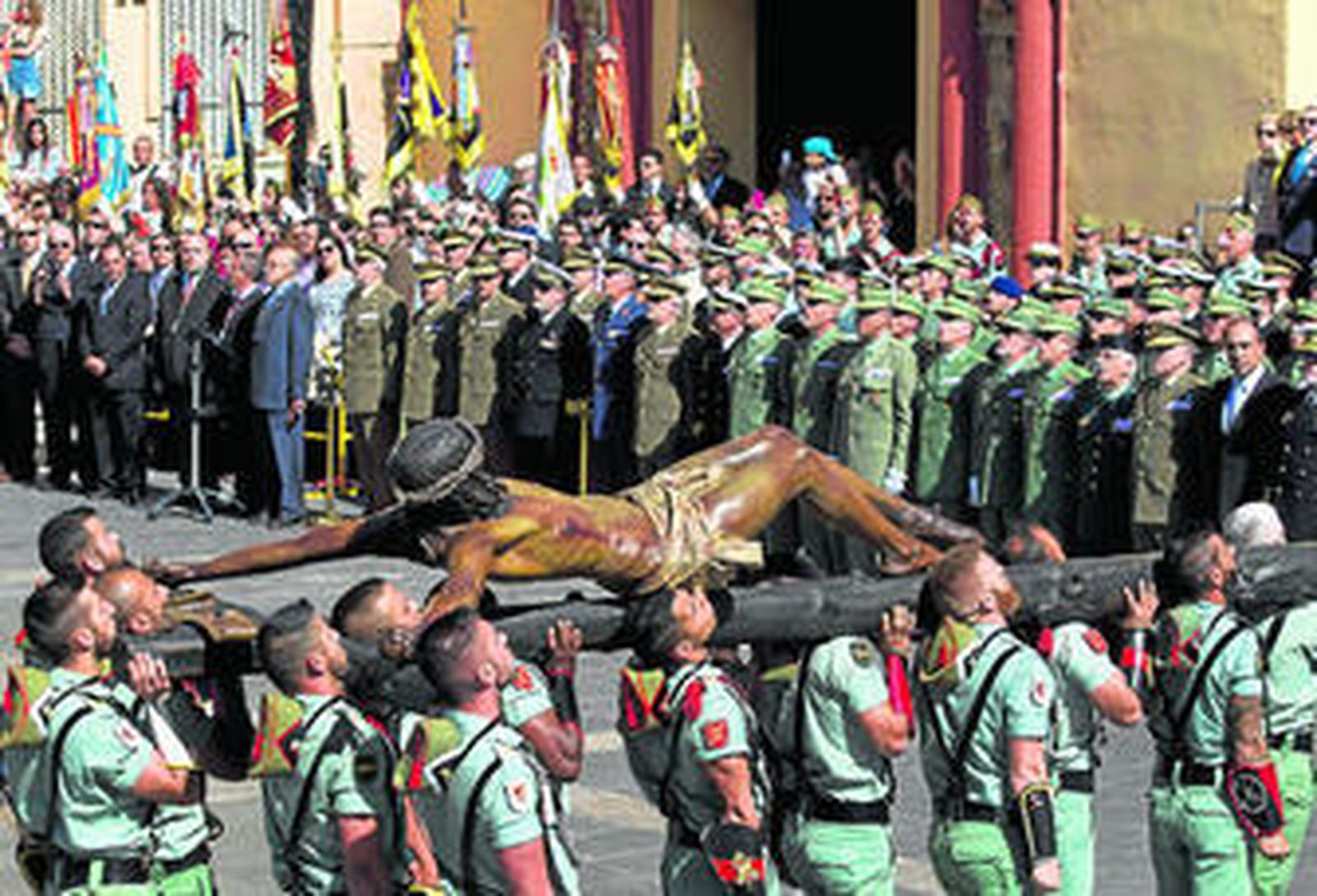 Los legionarios realizan el traslado del Cristo de la Buena Muerte, ayer, en Santo Domingo.
