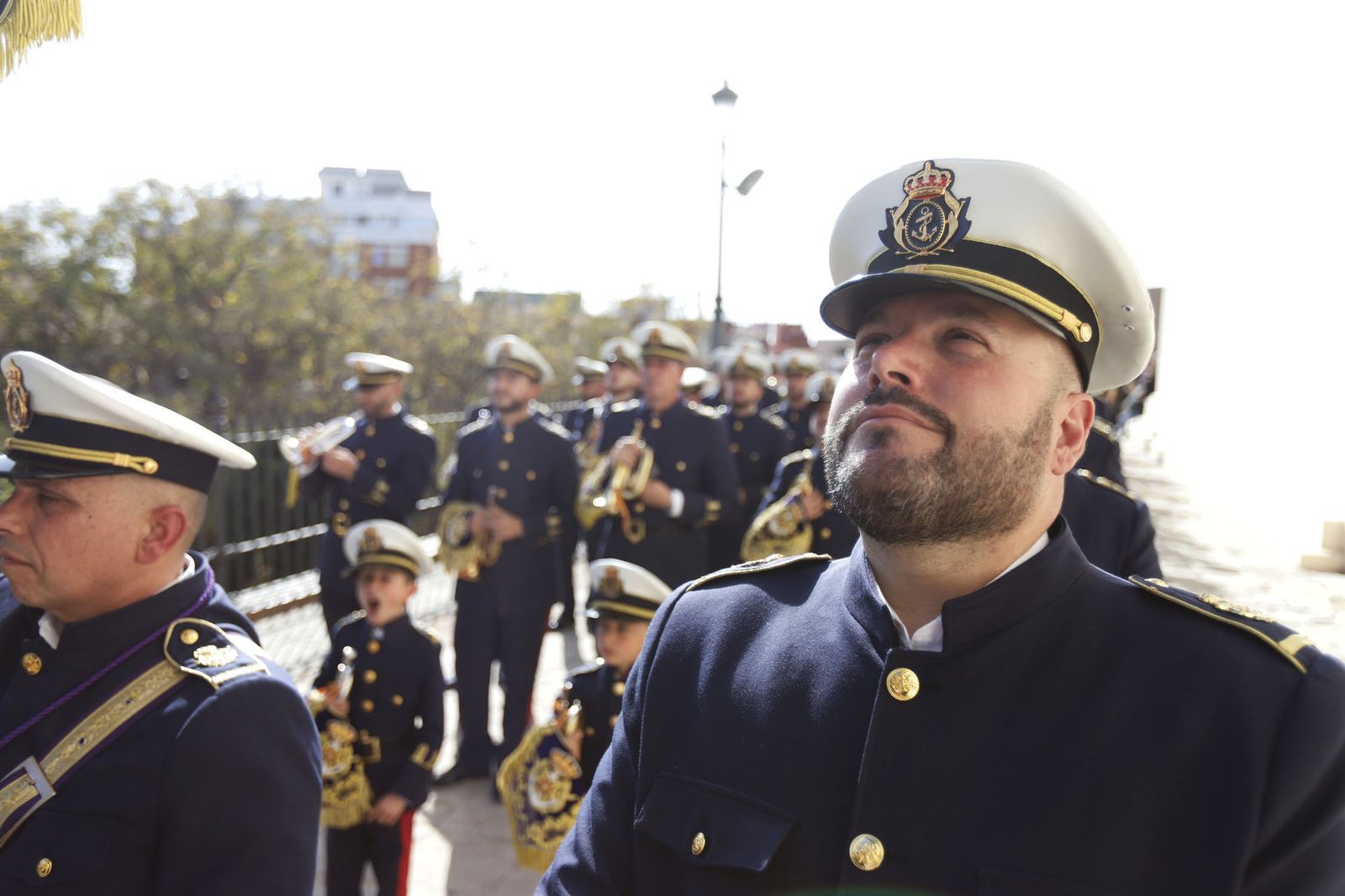 La Hermandad del Descendimiento en su recorrido por las calles de Huelva el Viernes Santo